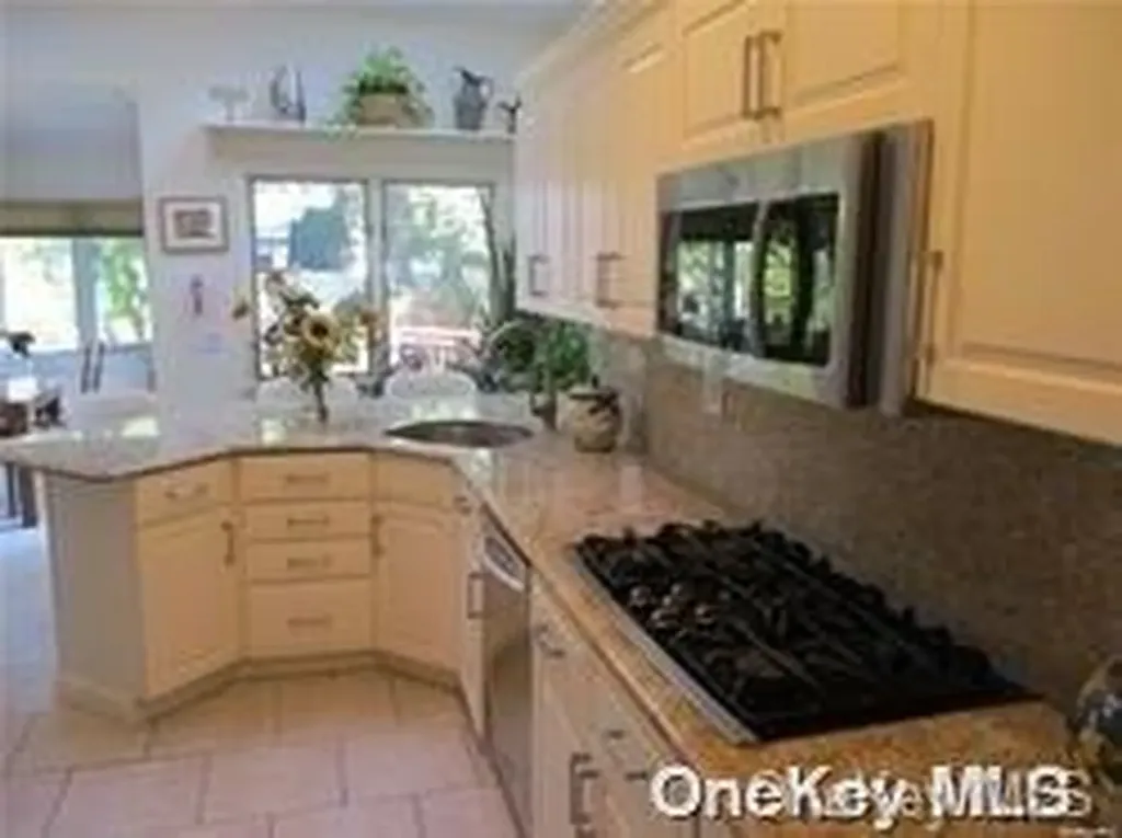 1550 Moffitt Avenue Hewlett NY 11557