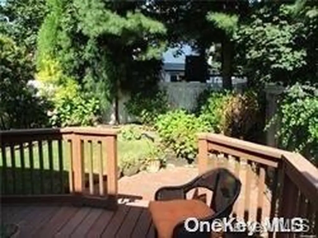 1550 Moffitt Avenue Hewlett NY 11557