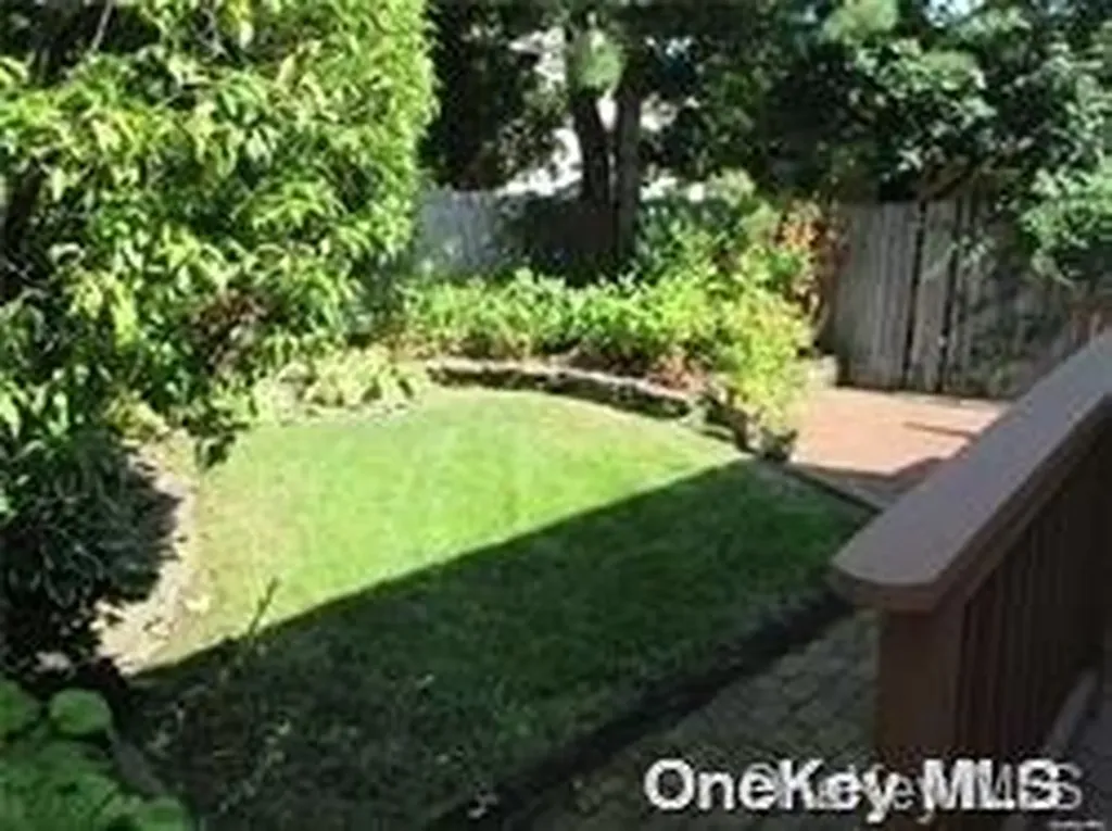 1550 Moffitt Avenue Hewlett NY 11557