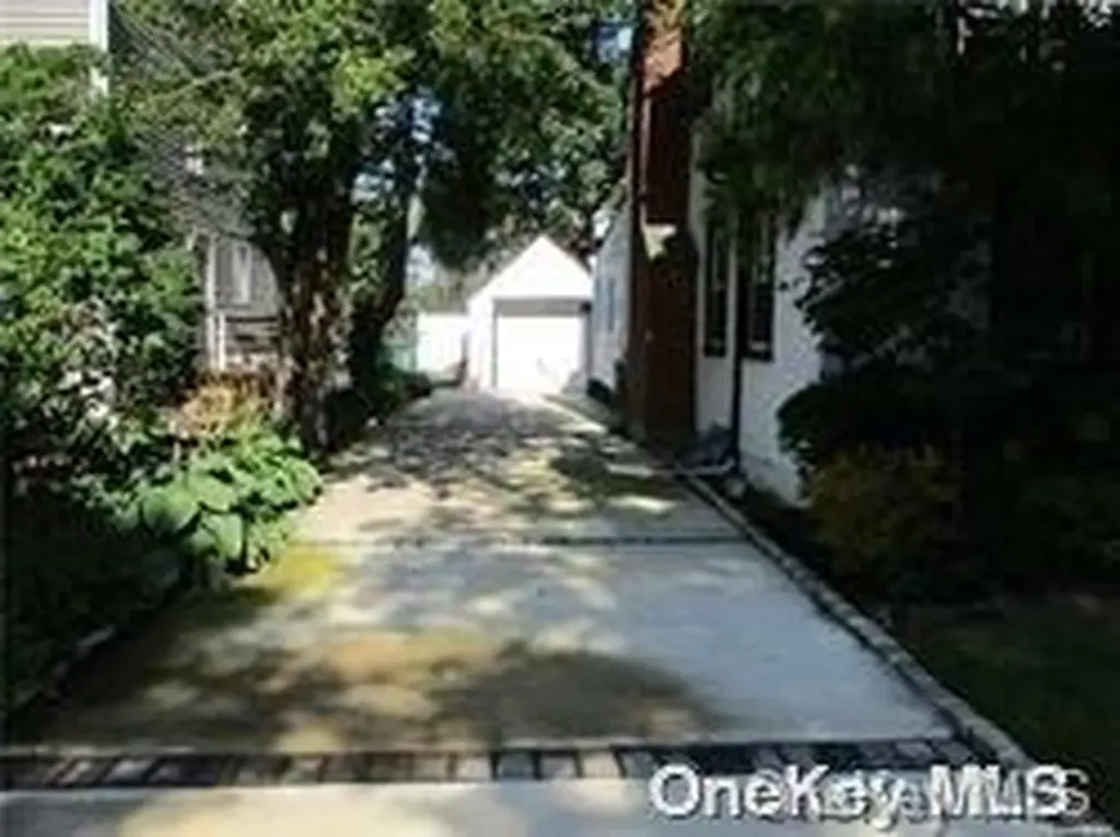 1550 Moffitt Avenue Hewlett NY 11557