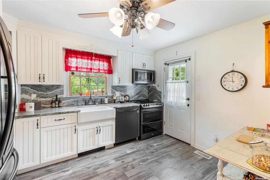 17 Middle Road Blue Point NY 11715