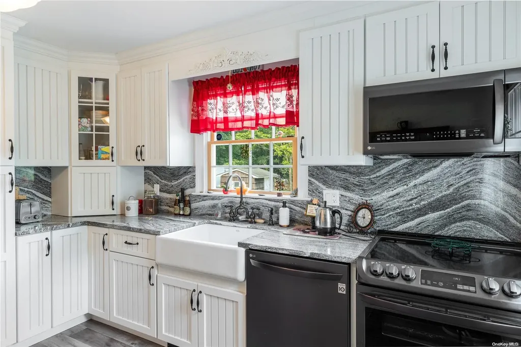 17 Middle Road Blue Point NY 11715