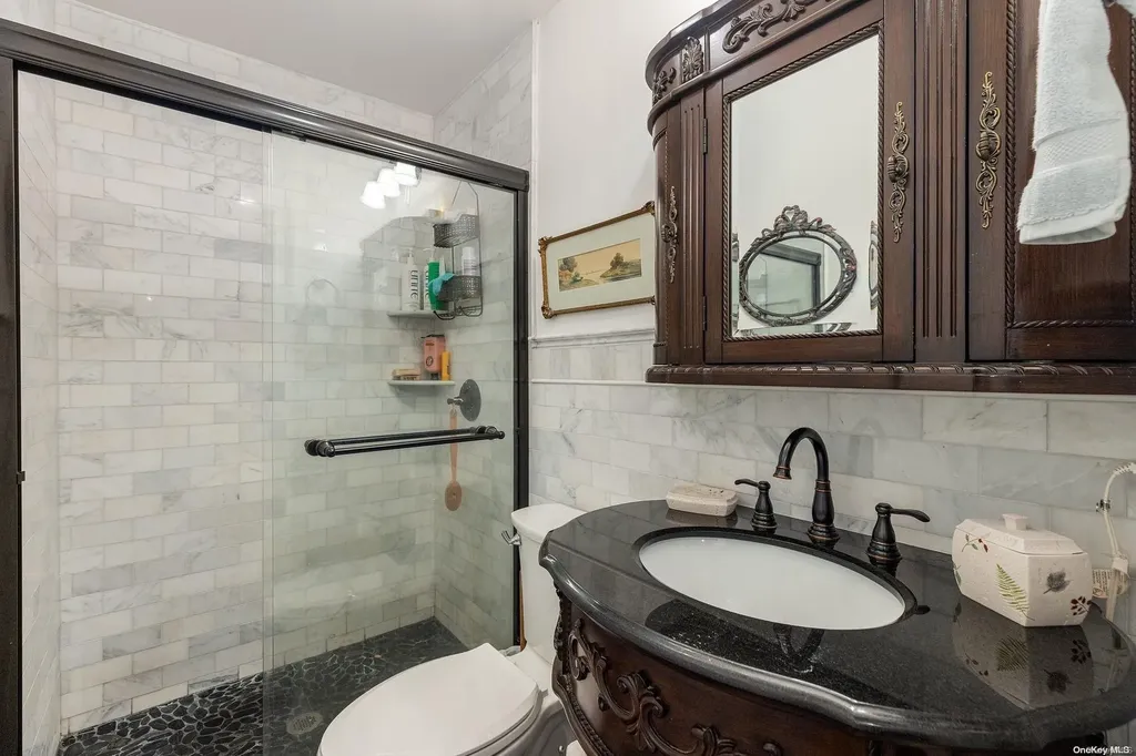 17 Middle Road Blue Point NY 11715