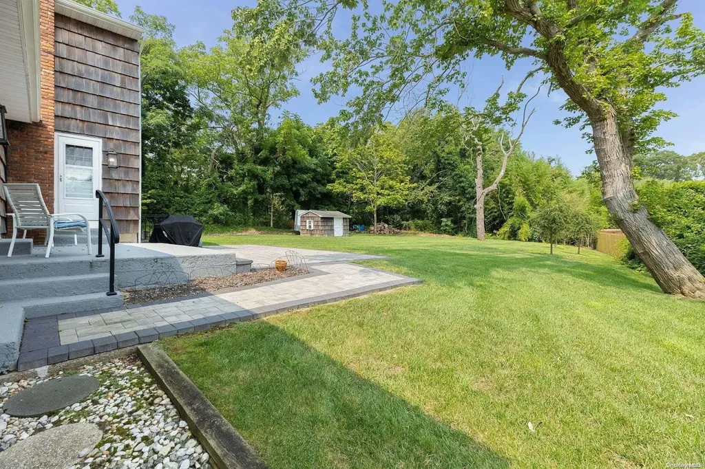 17 Middle Road Blue Point NY 11715