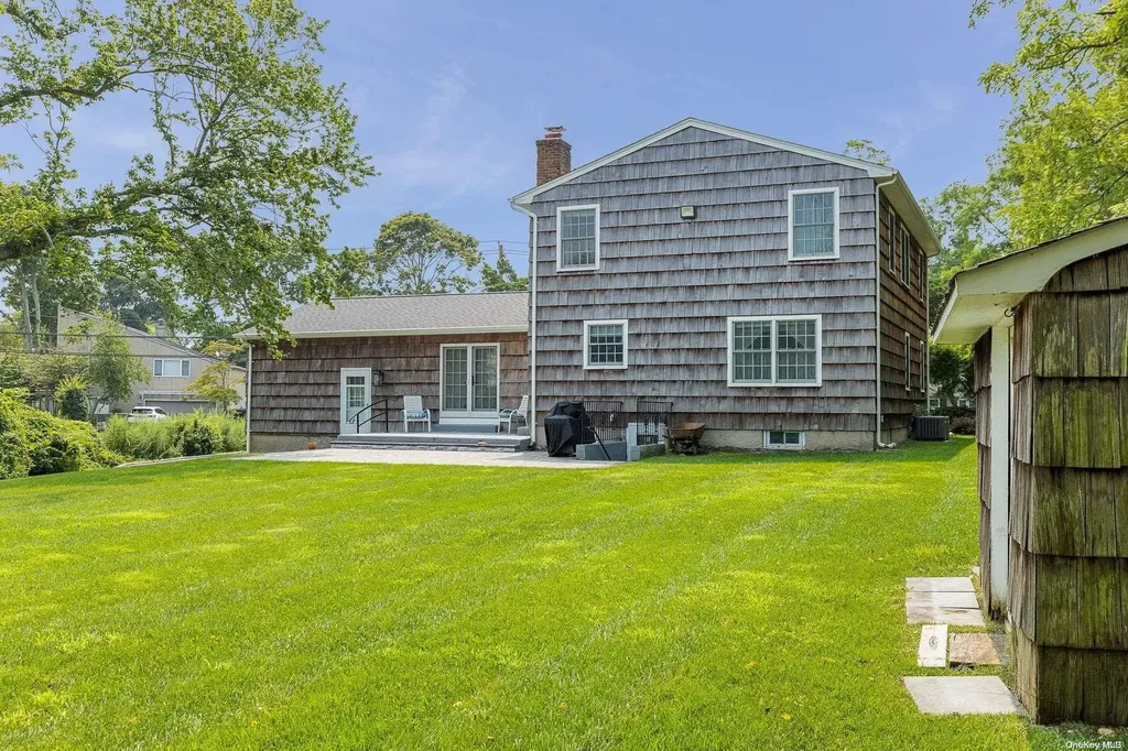 17 Middle Road Blue Point NY 11715