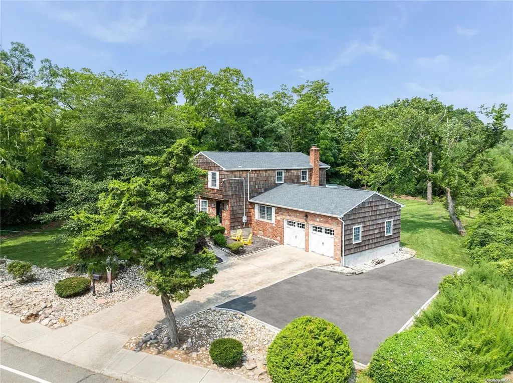 17 Middle Road Blue Point NY 11715