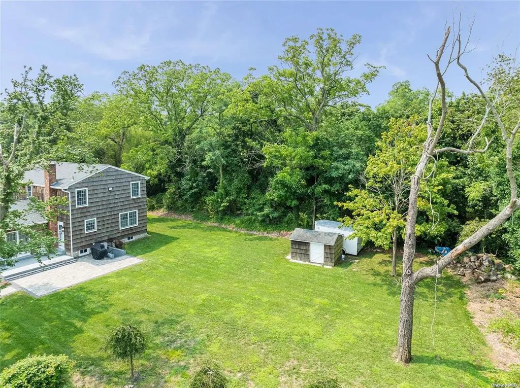 17 Middle Road Blue Point NY 11715