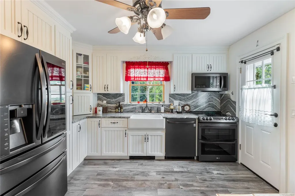 17 Middle Road Blue Point NY 11715