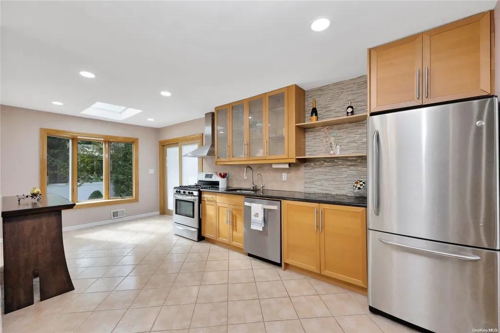 14 Sutton Lane Hewlett NY 11557