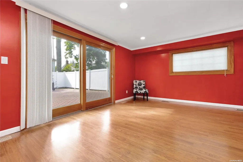 14 Sutton Lane Hewlett NY 11557