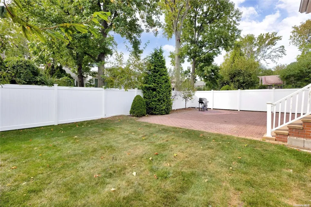 14 Sutton Lane Hewlett NY 11557