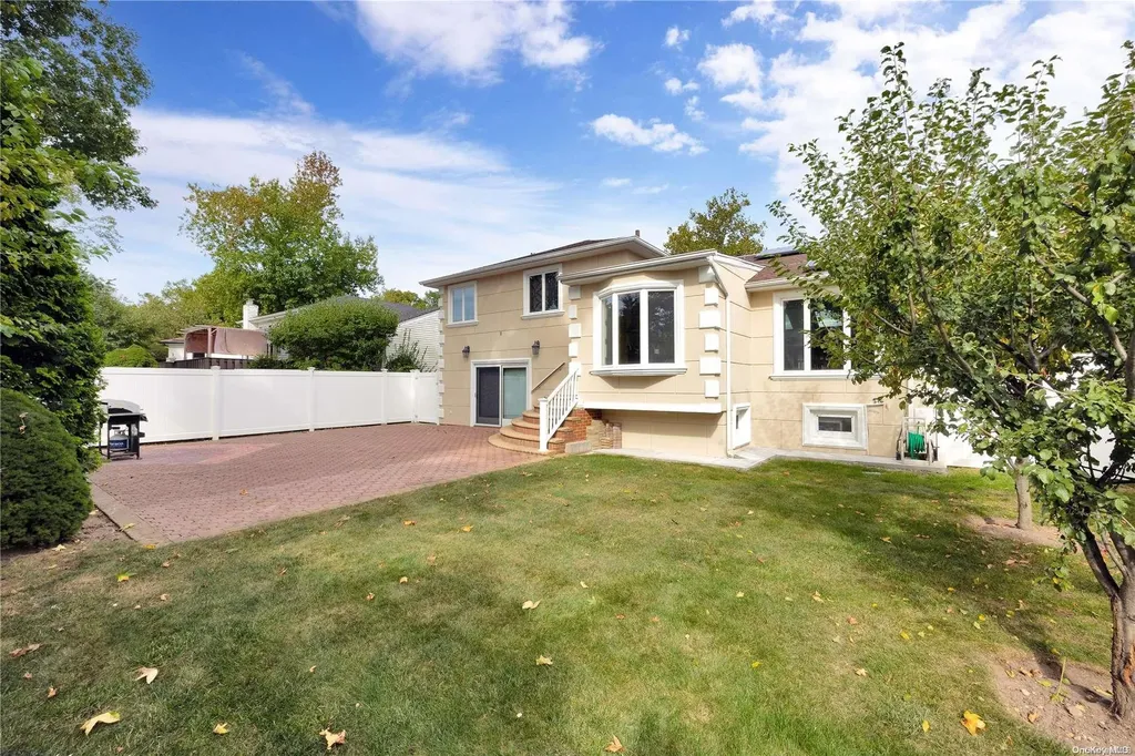 14 Sutton Lane Hewlett NY 11557