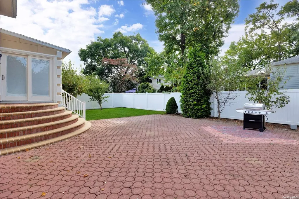14 Sutton Lane Hewlett NY 11557