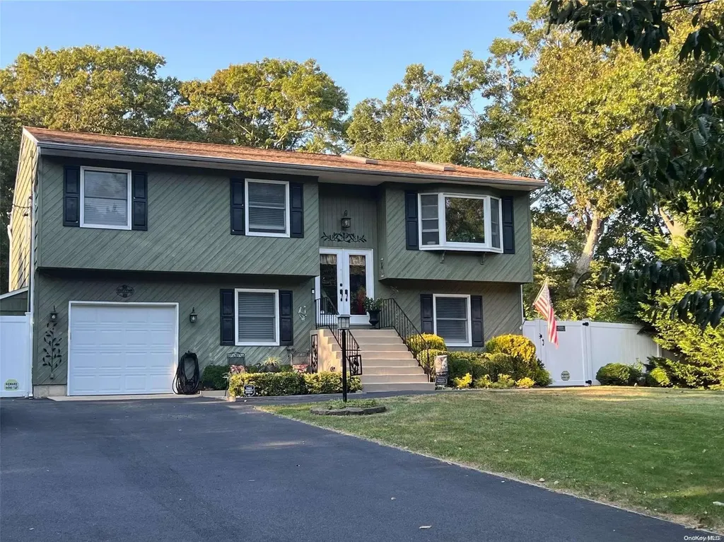 5 Huron Road Shirley NY 11967