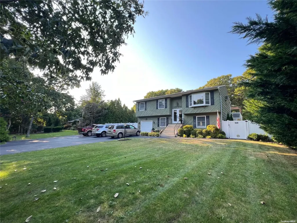 5 Huron Road Shirley NY 11967