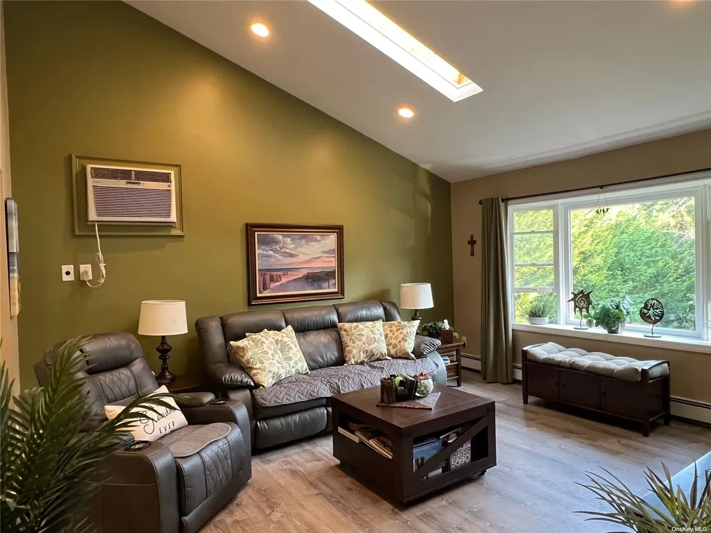 5 Huron Road Shirley NY 11967