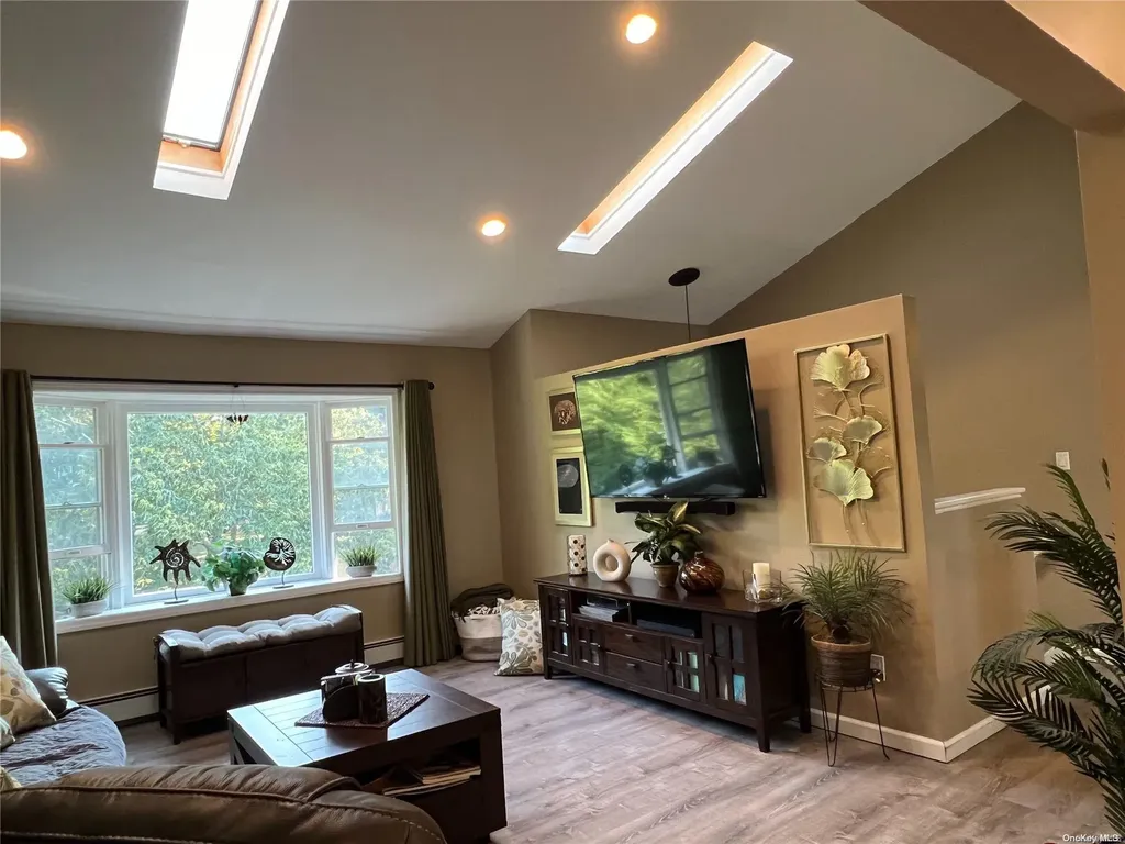 5 Huron Road Shirley NY 11967