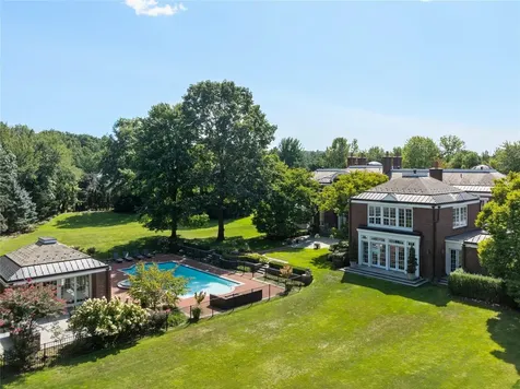 11 Dupont Court Brookville NY 11548