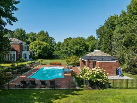11 Dupont Court Brookville NY 11548