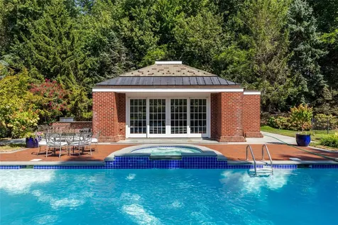 11 Dupont Court Brookville NY 11548