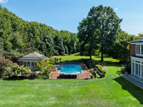 11 Dupont Court Brookville NY 11548