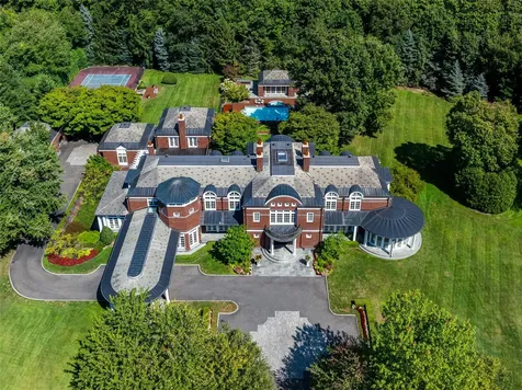 11 Dupont Court Brookville NY 11548