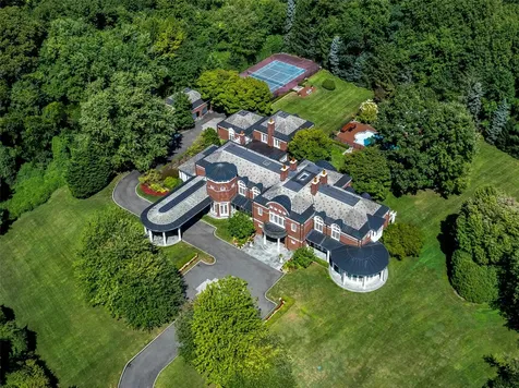 11 Dupont Court Brookville NY 11548