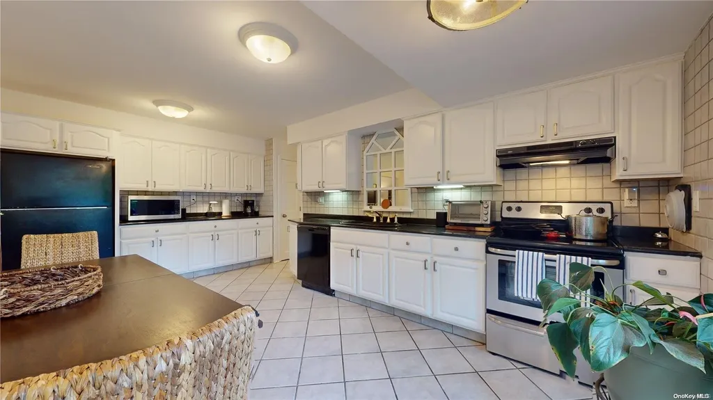 21 Bellows Terrace Hampton Bays NY 11946