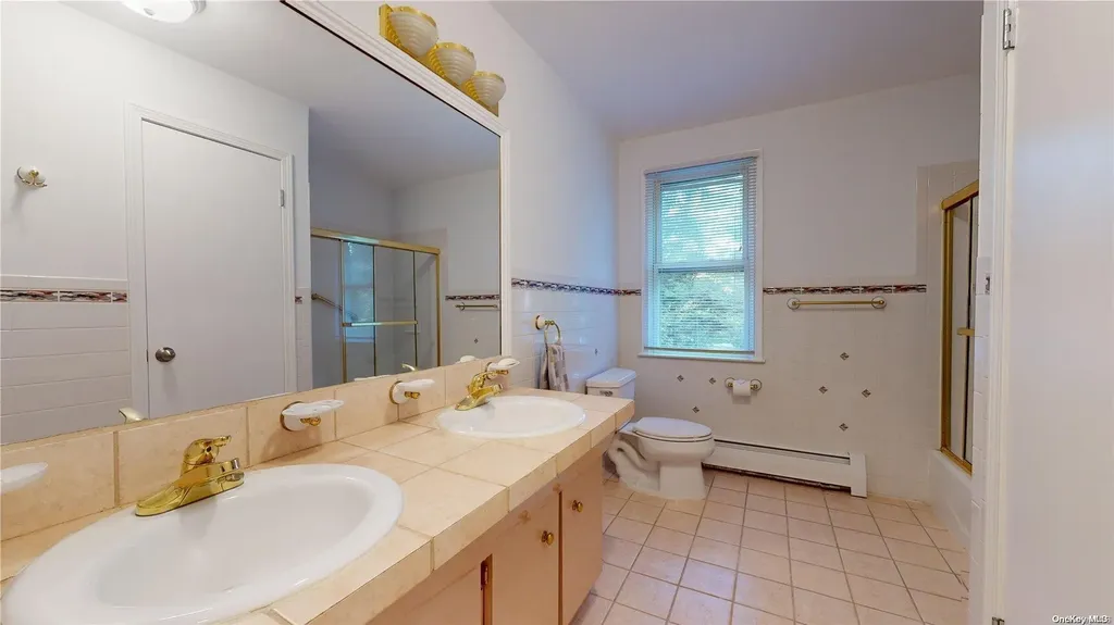 21 Bellows Terrace Hampton Bays NY 11946