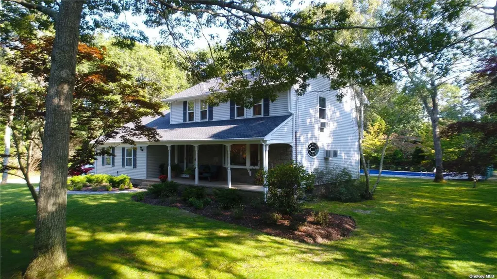 21 Bellows Terrace Hampton Bays NY 11946
