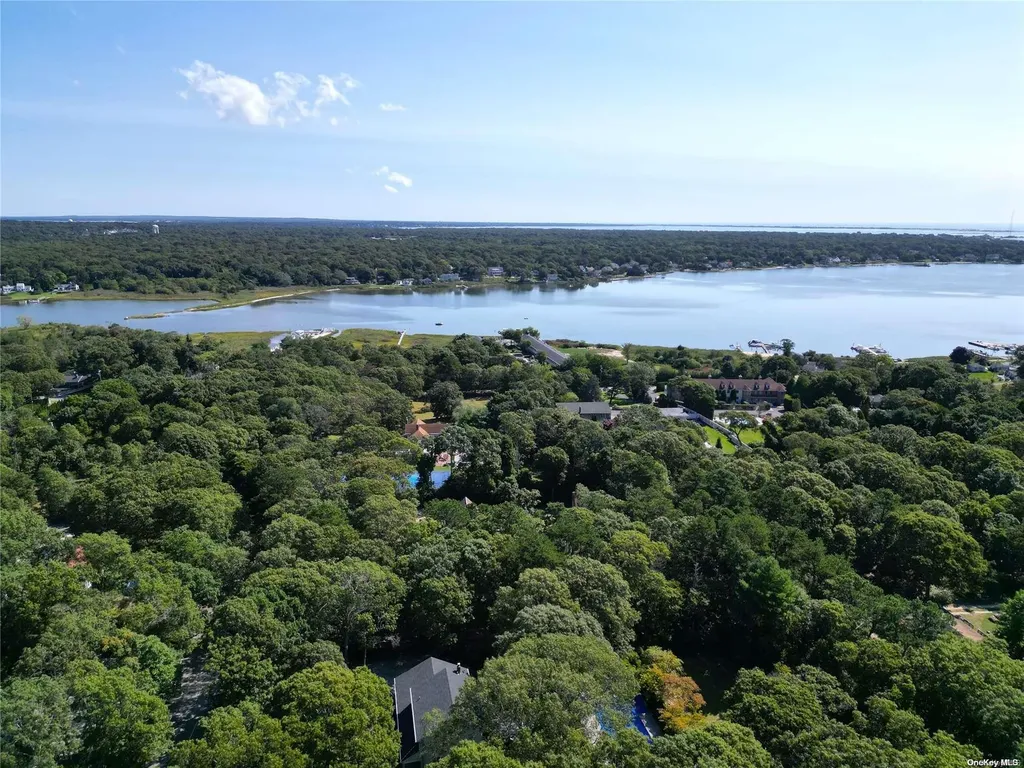 21 Bellows Terrace Hampton Bays NY 11946