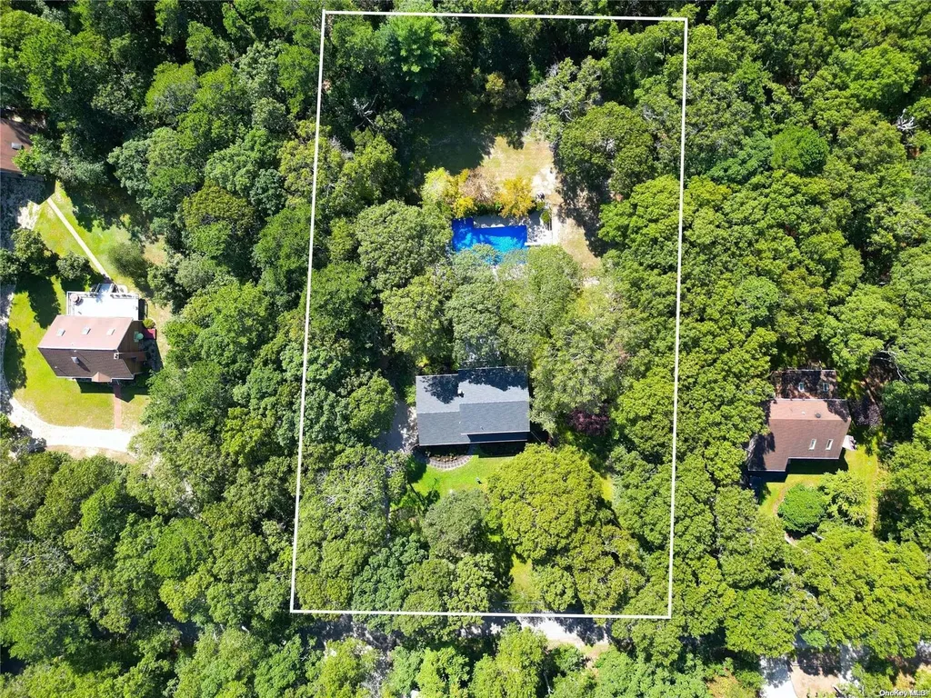 21 Bellows Terrace Hampton Bays NY 11946