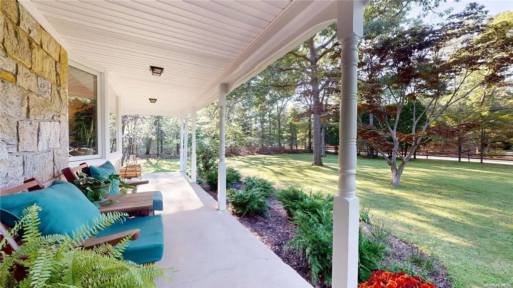21 Bellows Terrace Hampton Bays NY 11946