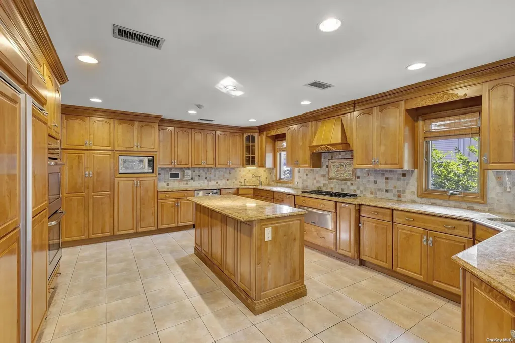 621 Oakland Avenue Cedarhurst NY 11516