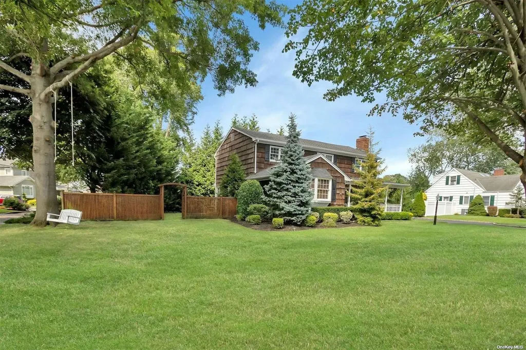 87 Cabot Road Massapequa NY 11758