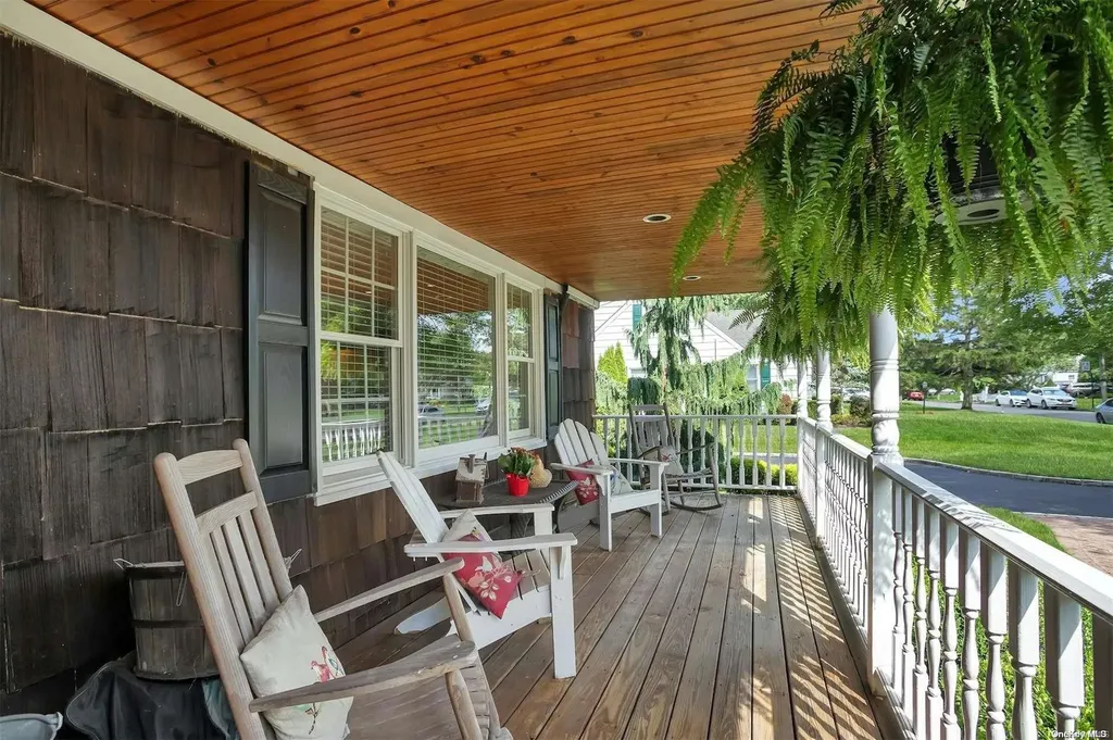 87 Cabot Road Massapequa NY 11758