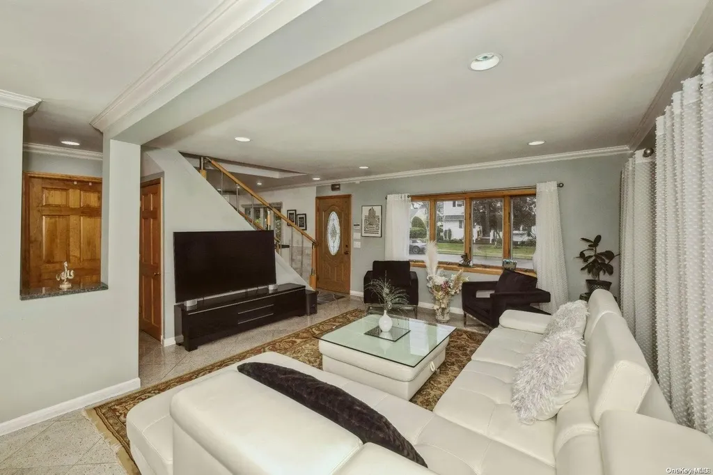 4 Hicks Circle Hicksville NY 11801