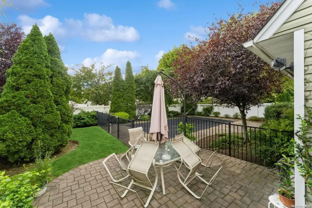 4 Hicks Circle Hicksville NY 11801