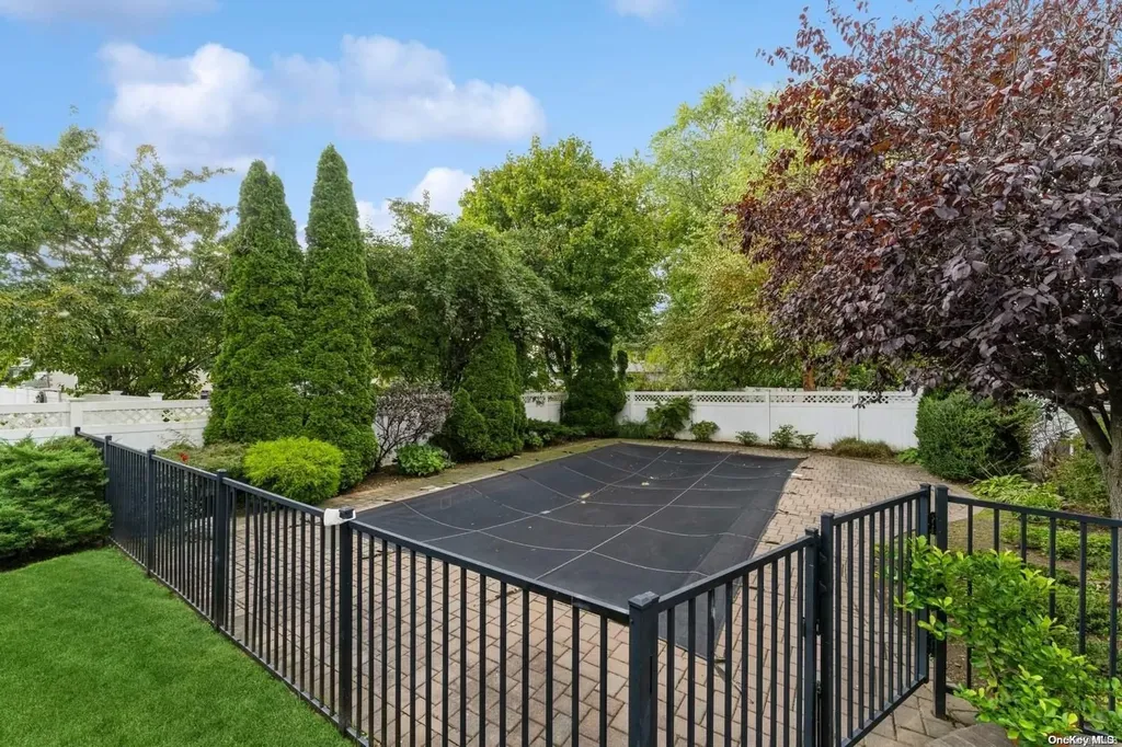 4 Hicks Circle Hicksville NY 11801
