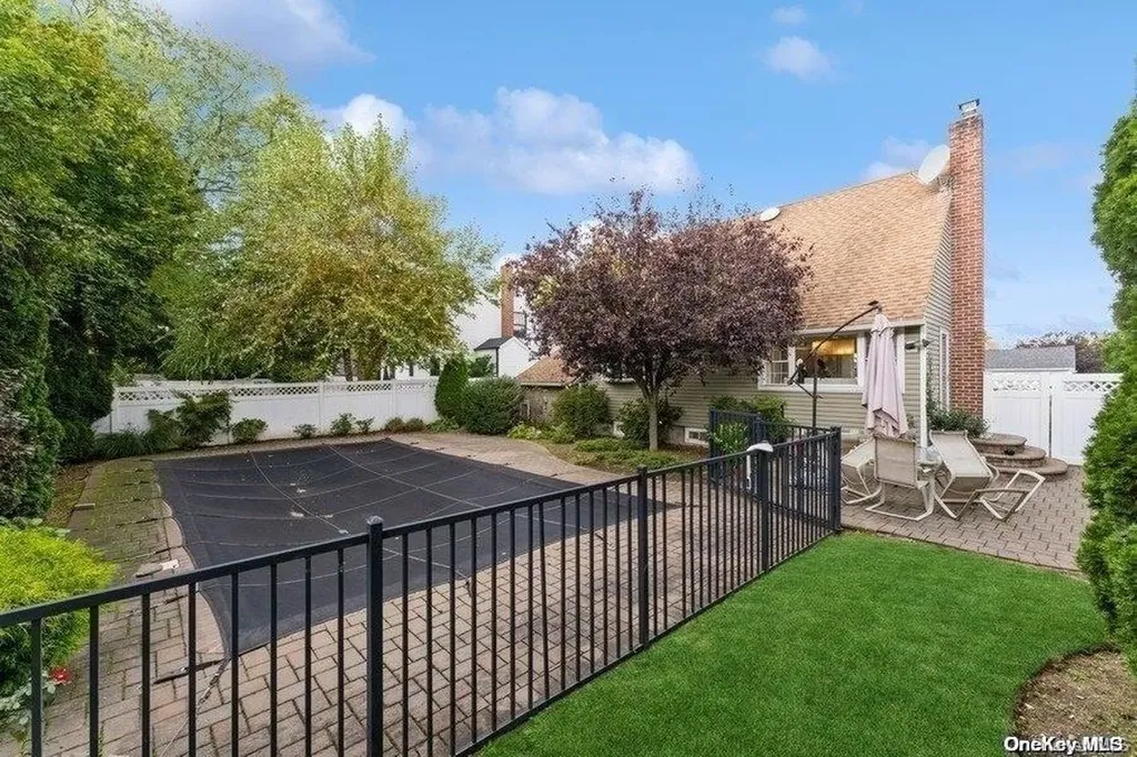 4 Hicks Circle Hicksville NY 11801