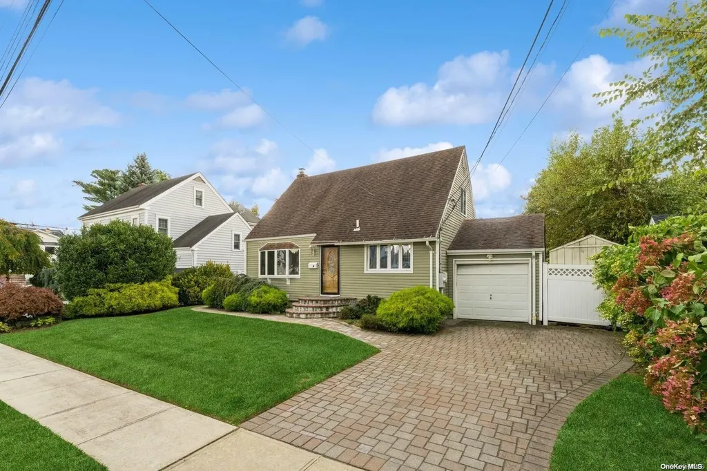 4 Hicks Circle Hicksville NY 11801