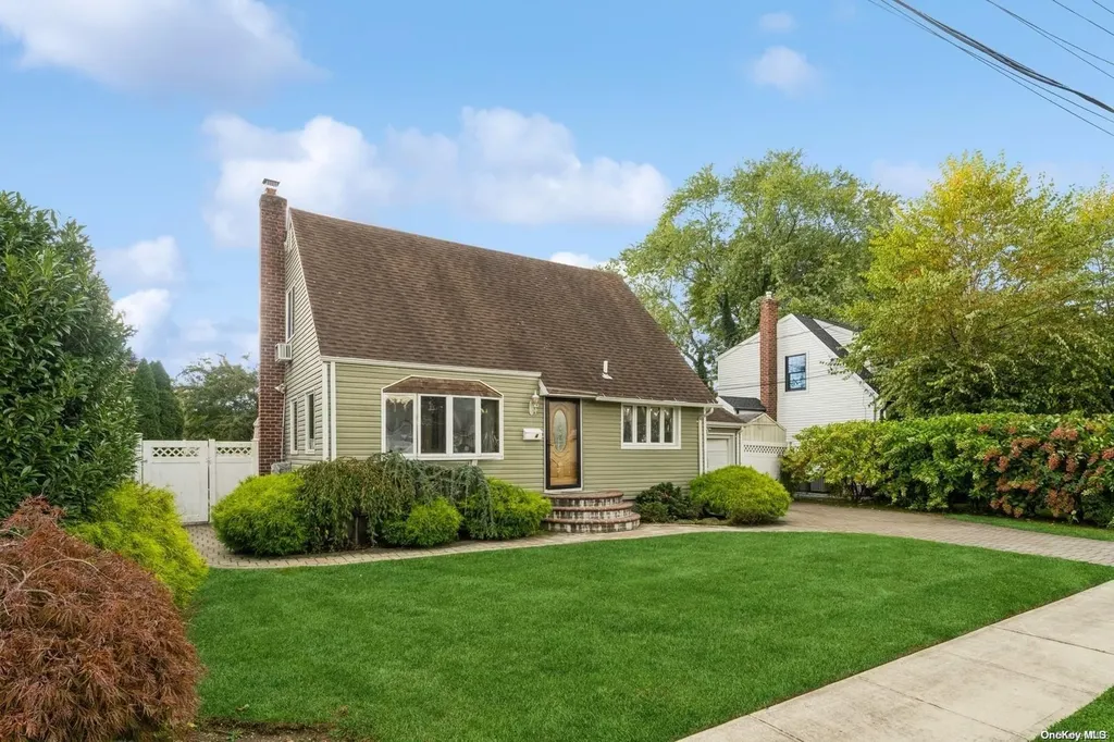 4 Hicks Circle Hicksville NY 11801