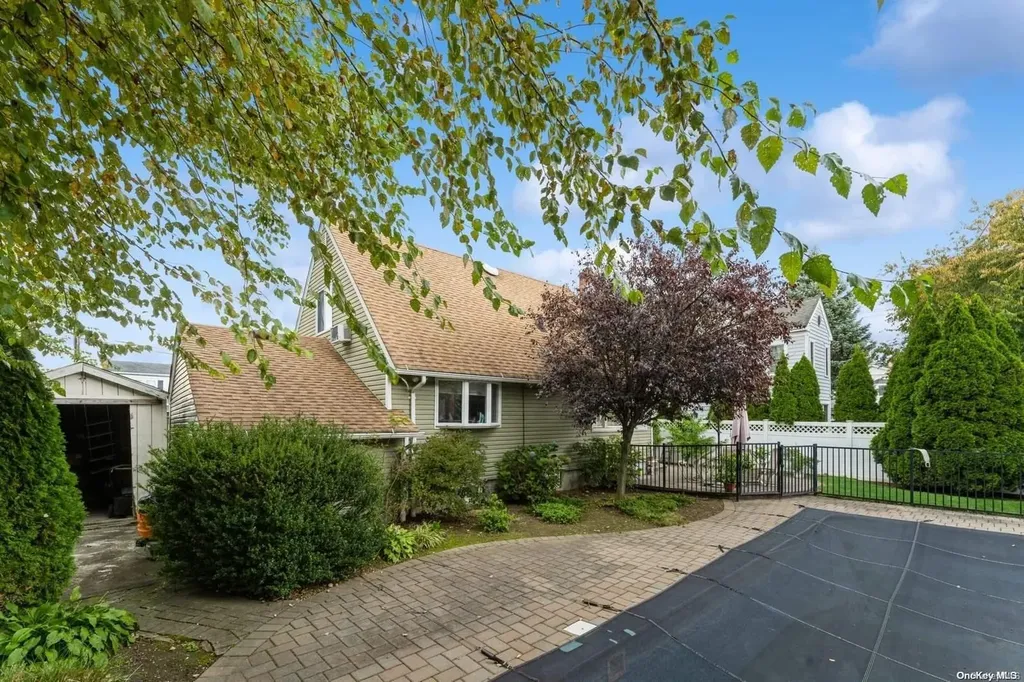 4 Hicks Circle Hicksville NY 11801