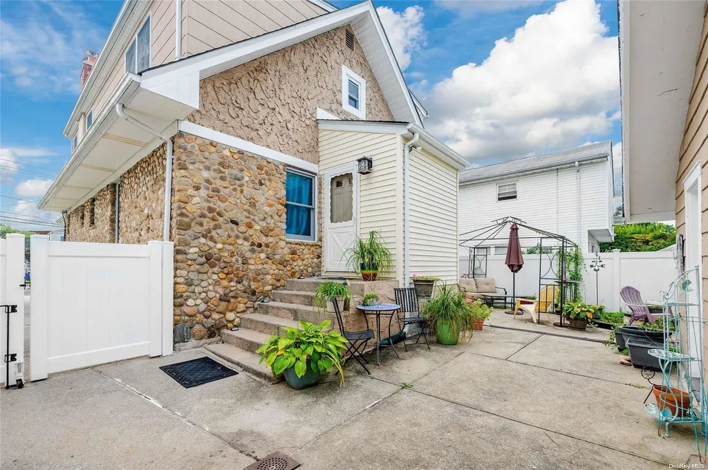 3116 Roxbury Road Oceanside NY 11572