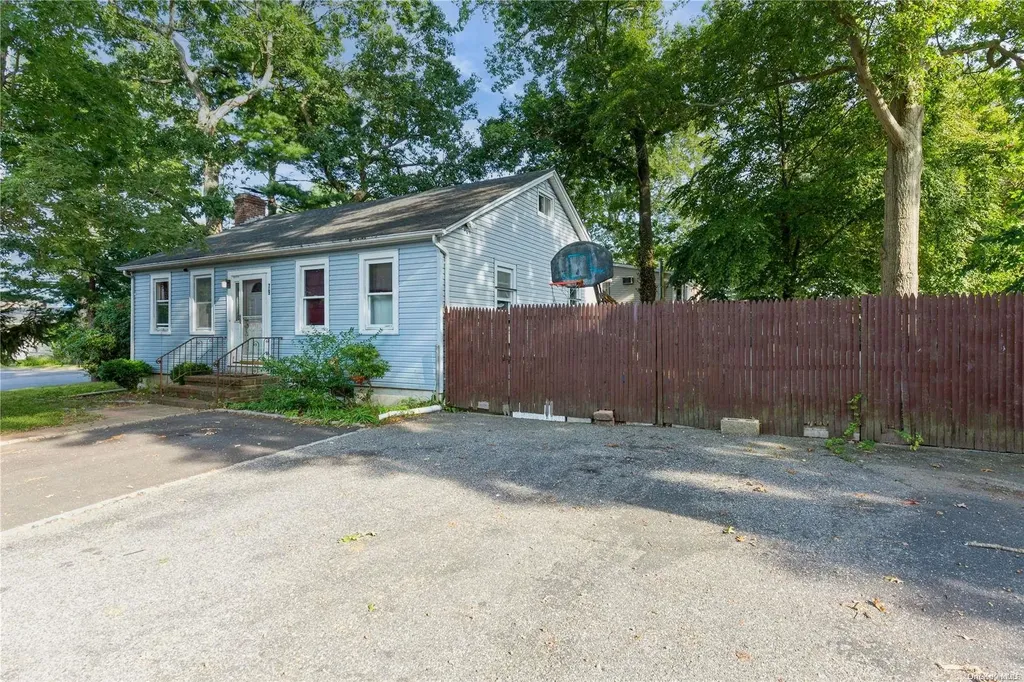 79 Rose Drive Ronkonkoma NY 11779