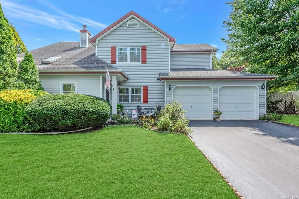 10 Lyons Lane Coram NY 11727