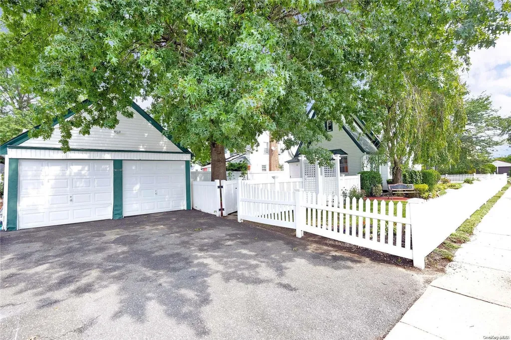 90 Parsons Drive Hempstead NY 11550