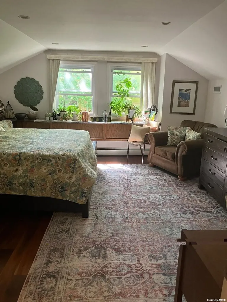 136 Colonial Road Great Neck NY 11021