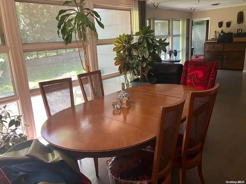 136 Colonial Road Great Neck NY 11021