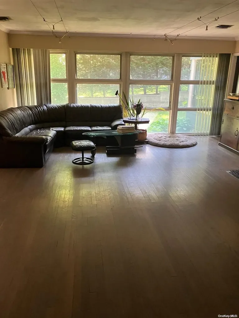 136 Colonial Road Great Neck NY 11021